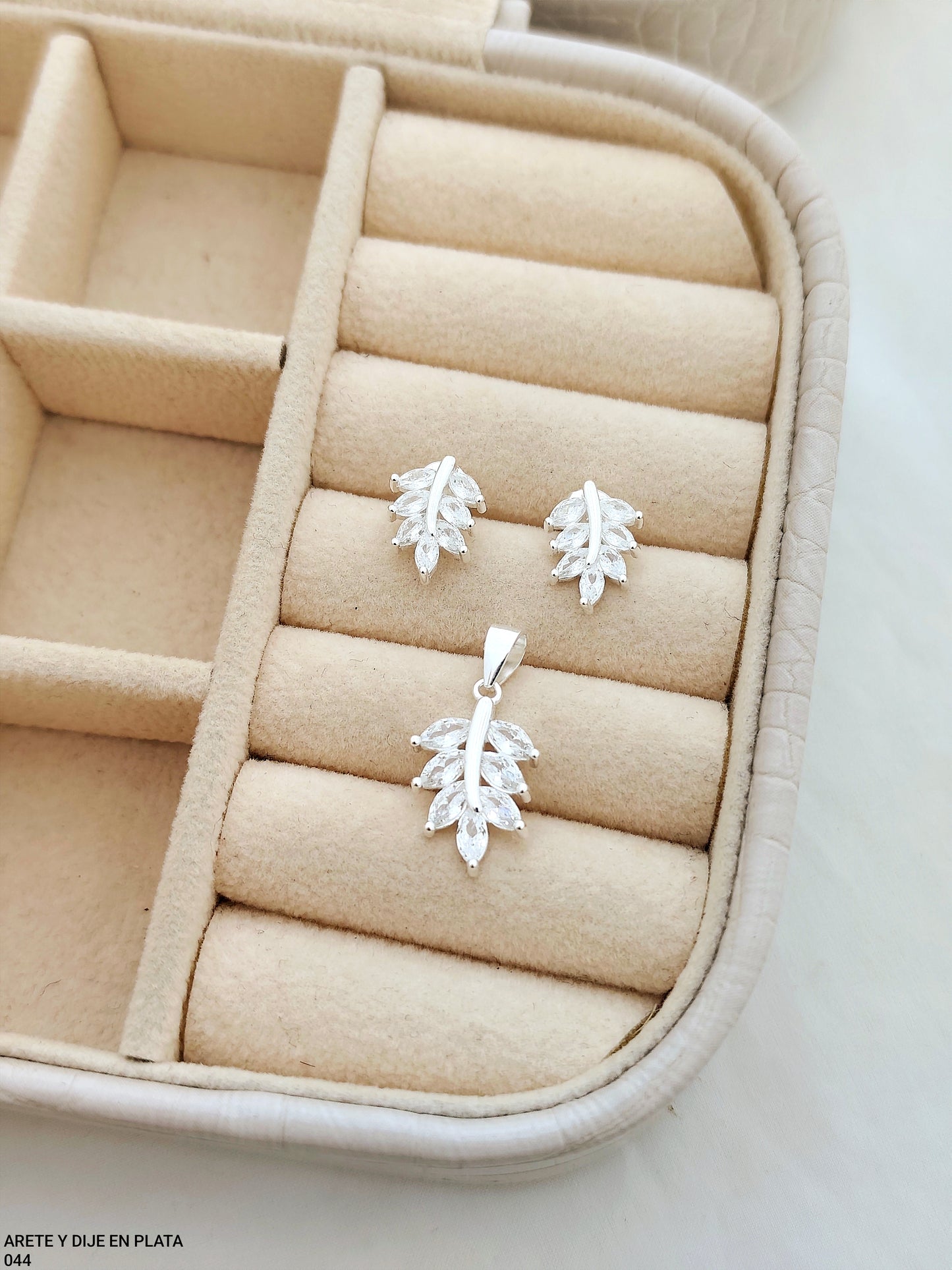 ARETES Y DIJE EN PLATA